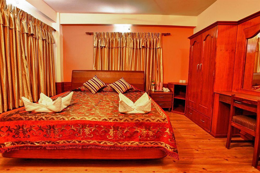 Hotel Crystal Palace Pokhara Exterior foto