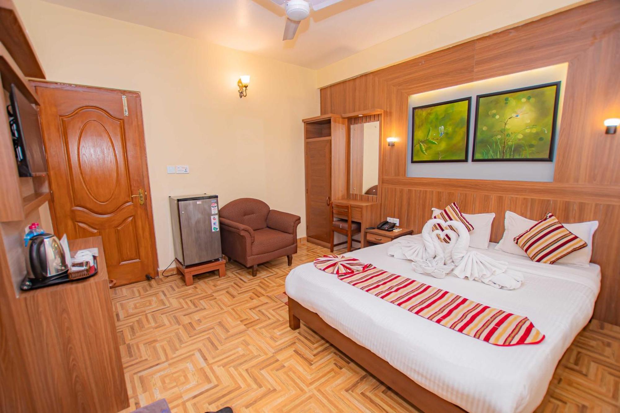 Hotel Crystal Palace Pokhara Exterior foto
