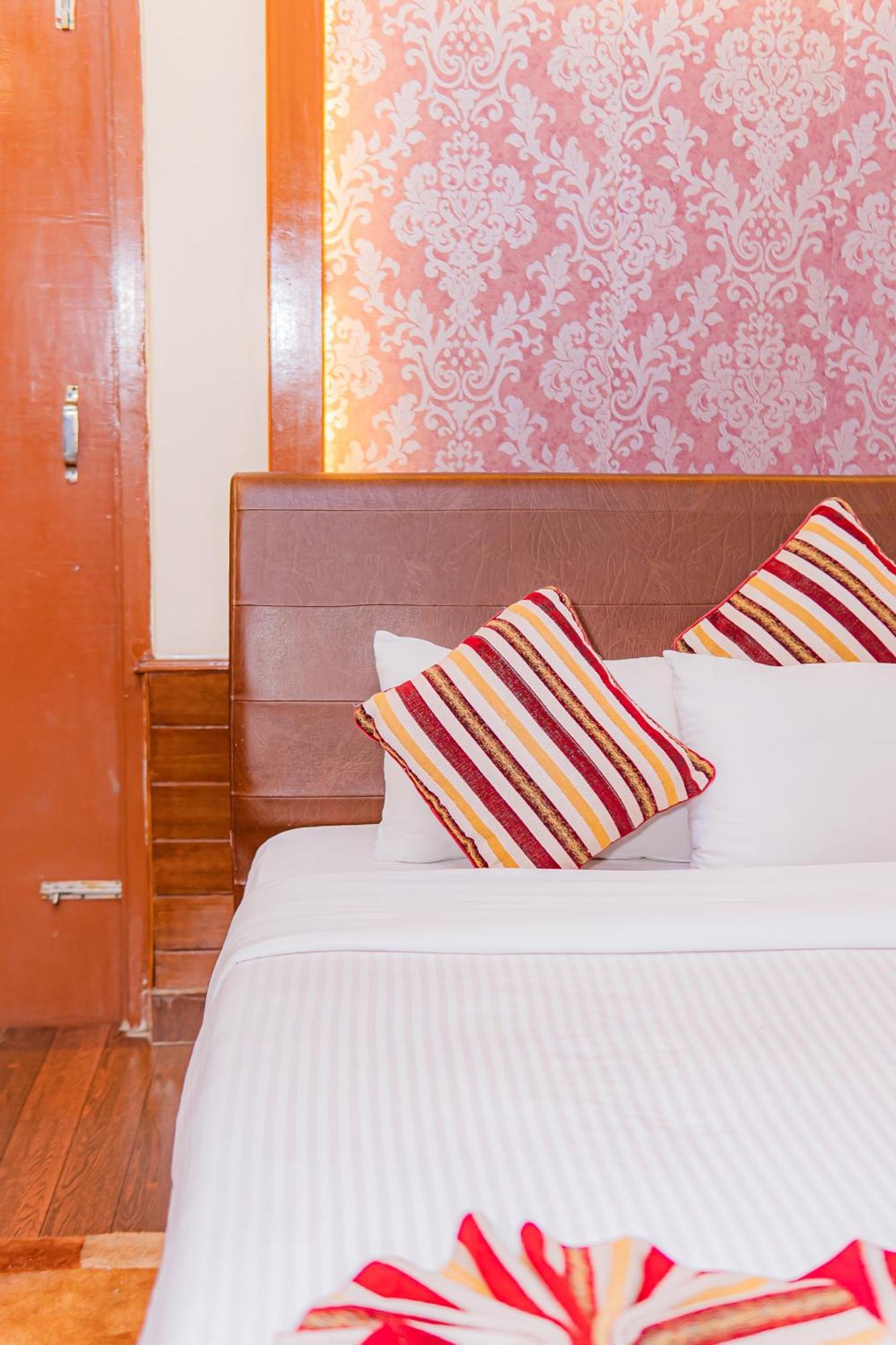 Hotel Crystal Palace Pokhara Exterior foto
